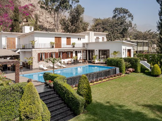 Casa con piscina y jardín en un condominio