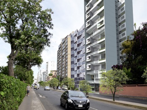 Edificio de viviendas en una avenida arbolada de Lima