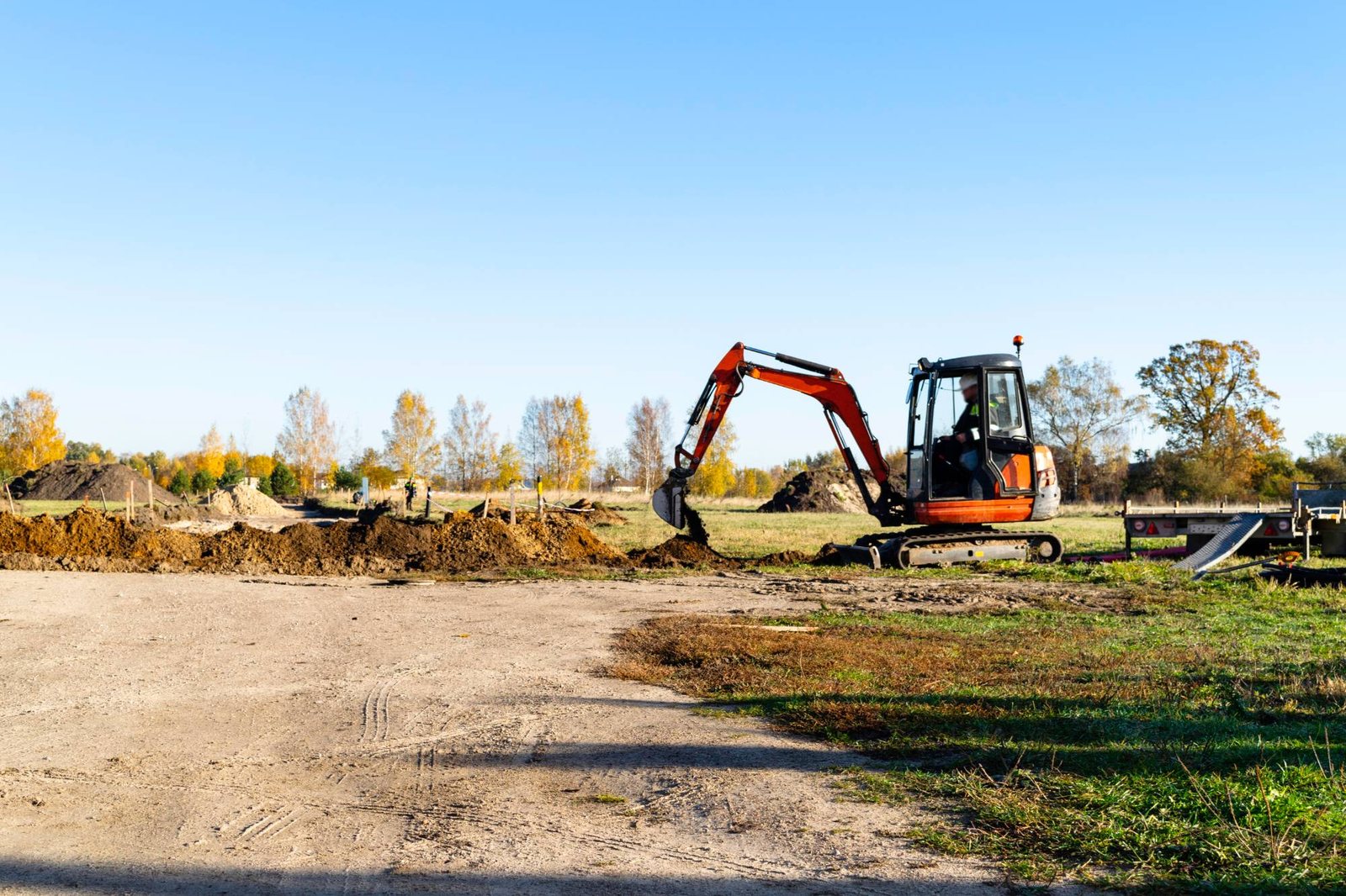 Excavadora preparando un terreno para construir